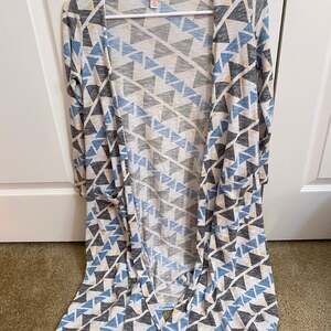 LuLaRoe Sarah XS Triangle Geometric White Gray Blue Duster Long Cardigan Sweater